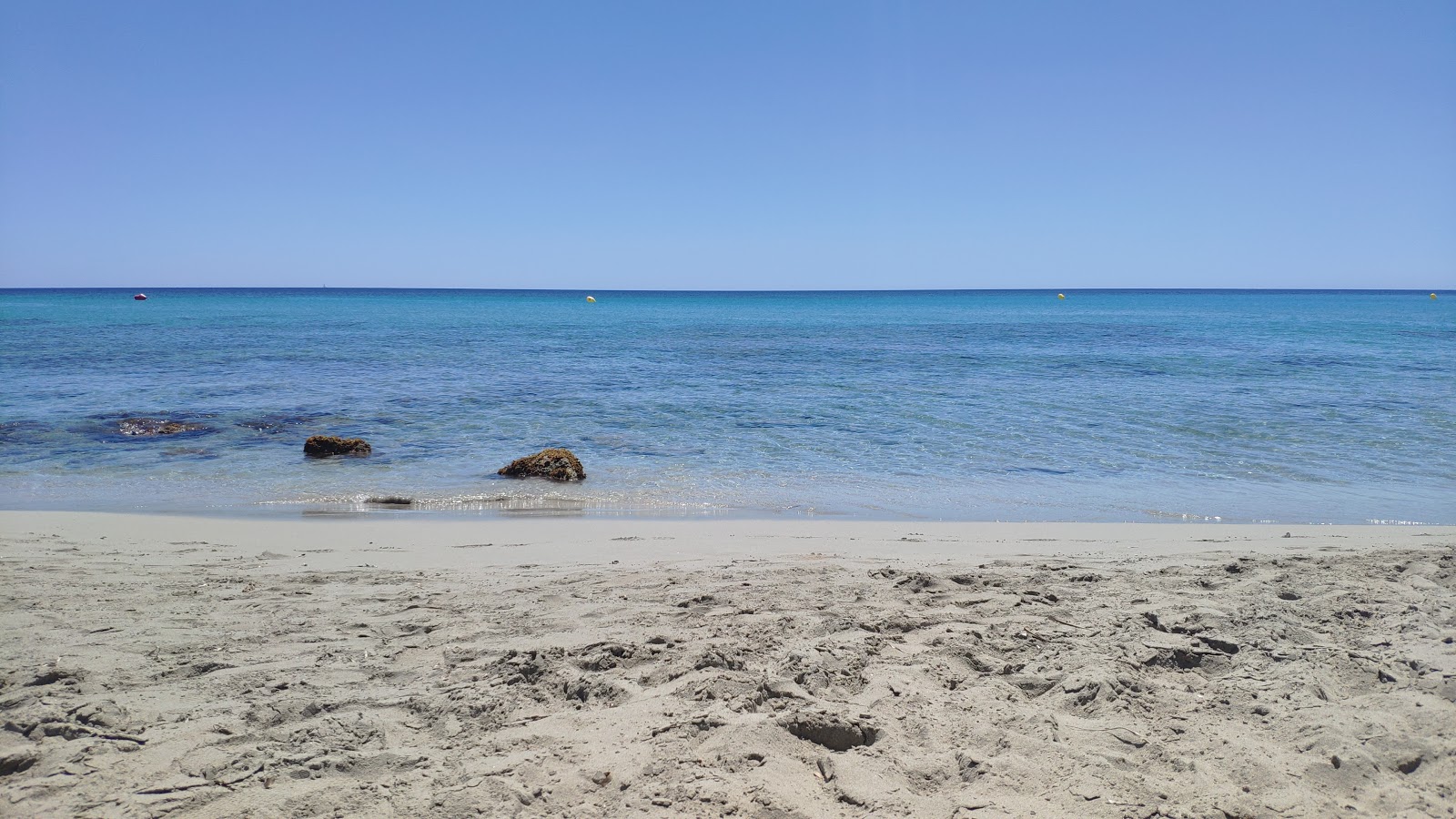 Foto av Platja de San Tomas med rymlig strand