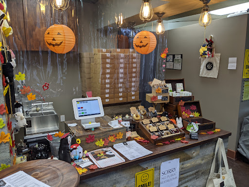 Donut Shop «RING Baked Tofu Donuts», reviews and photos, 6800 Owensmonth Ave #130, Canoga Park, CA 91303, USA