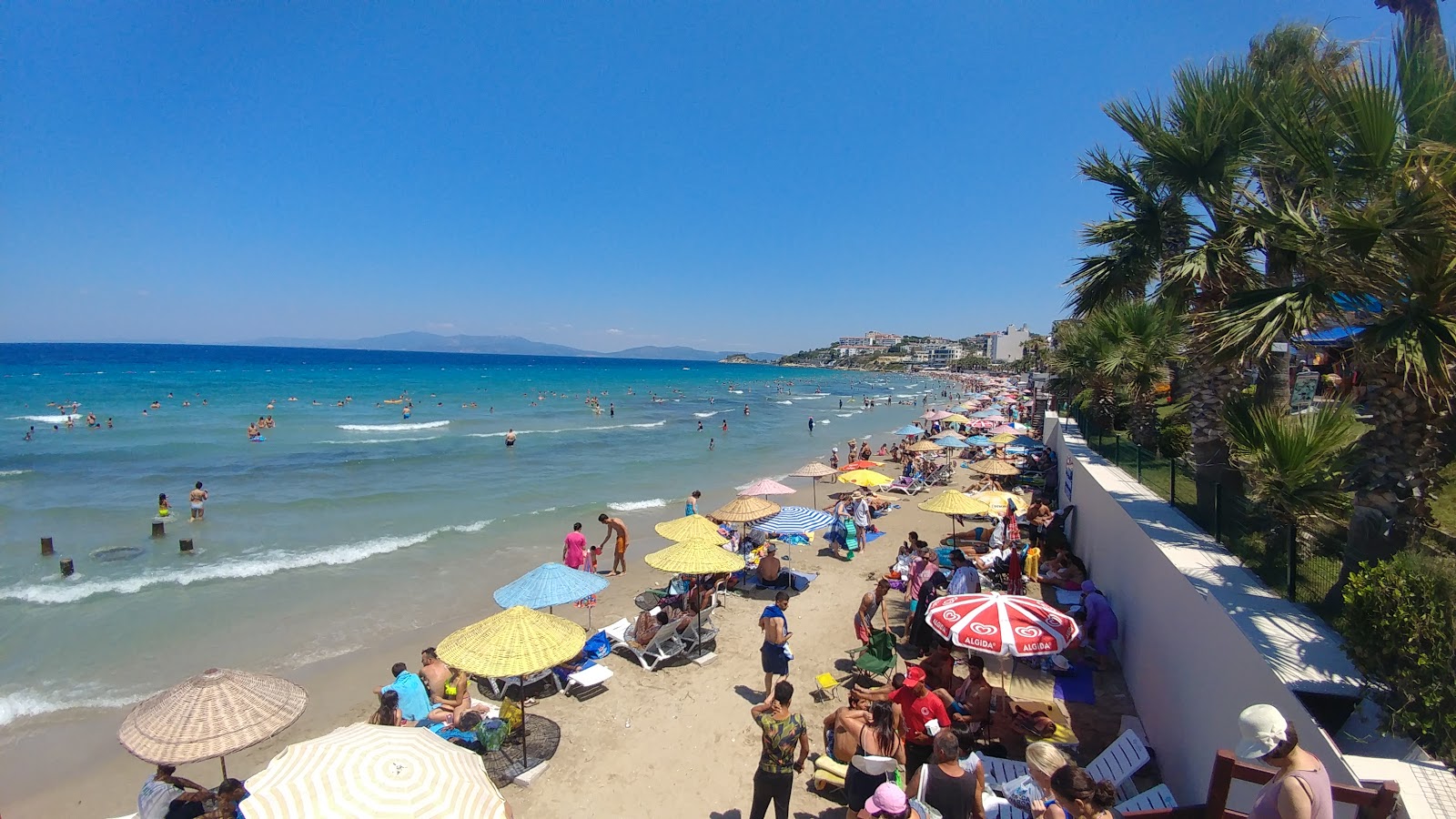 Foto de Kusadasi Ladies beach e o assentamento