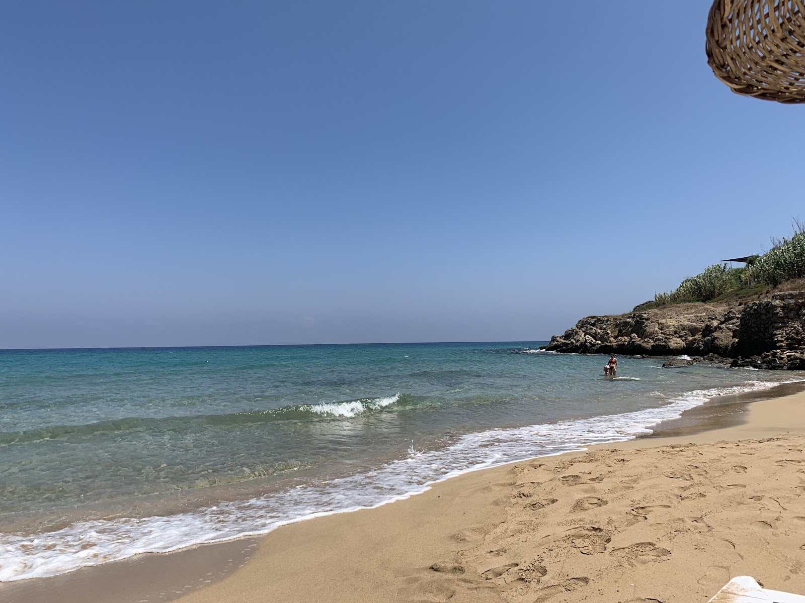 Erenkoy beach'in fotoğrafı geniş ile birlikte