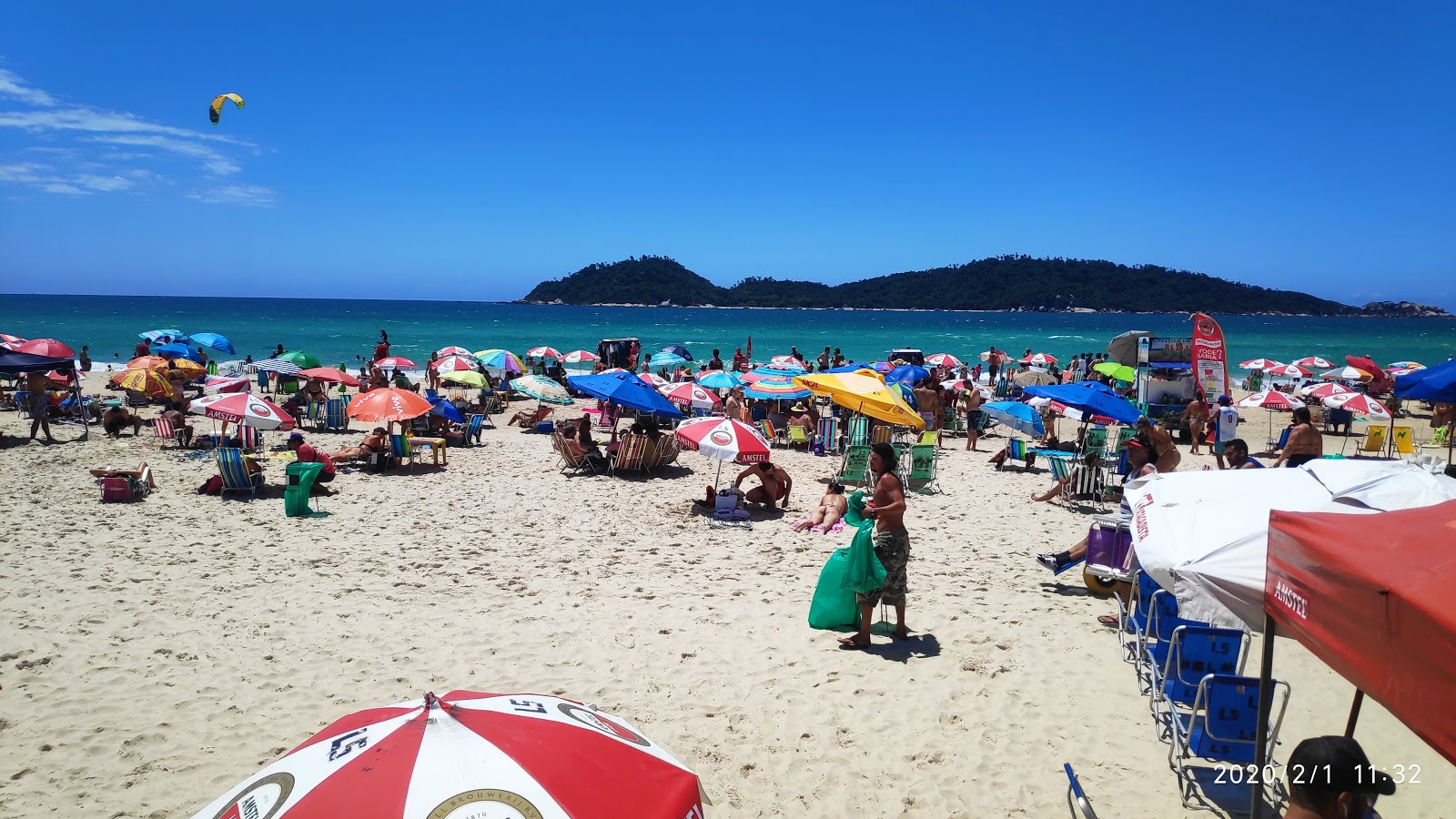 Foto de Praia do Morro das Pedras II com linha costeira longa e reta