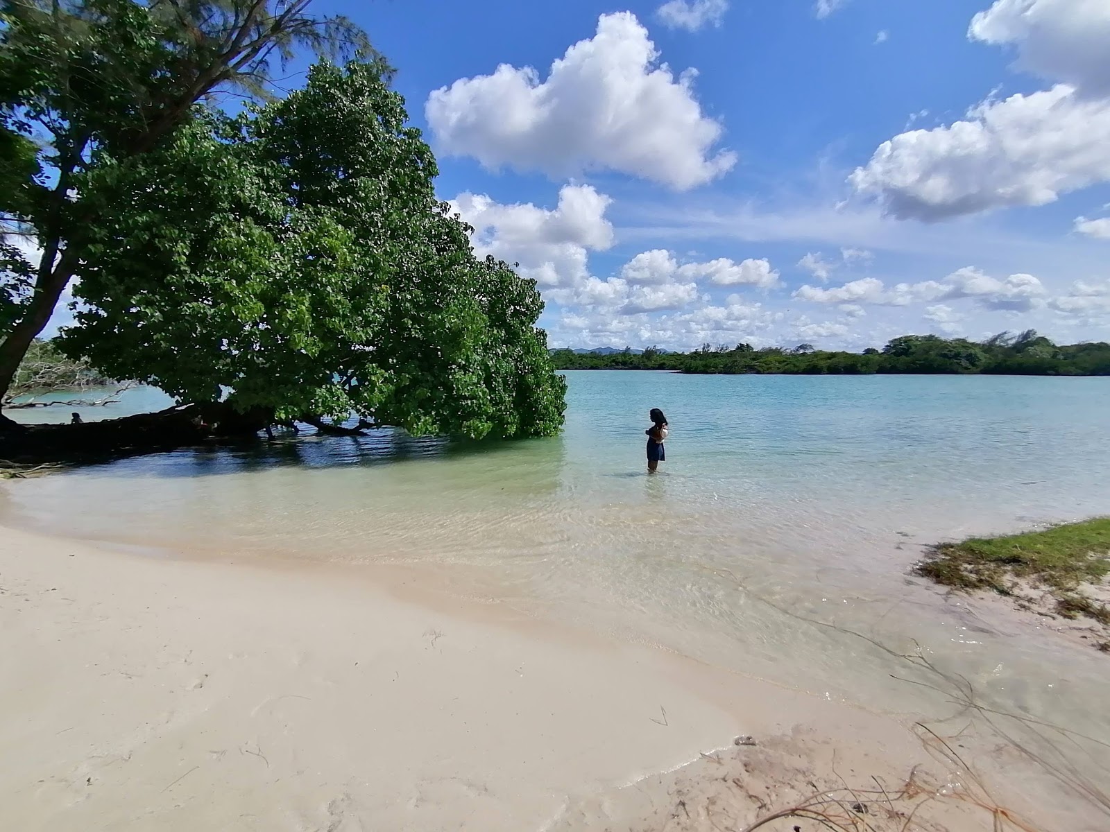 Bras d'Eau Public Beach'in fotoğrafı geniş bir kıyı şeridi ile birlikte
