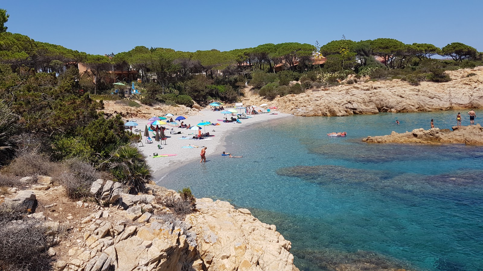 Spiaggia Di Cala Liberotto'in fotoğrafı küçük koy ile birlikte