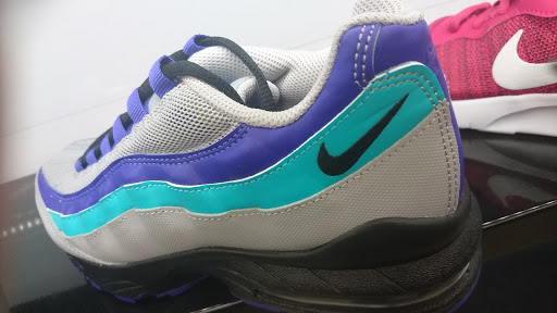 Shoe Store «Shoe Palace», reviews and photos, 8155 Camino Arroyo #13, Gilroy, CA 95020, USA