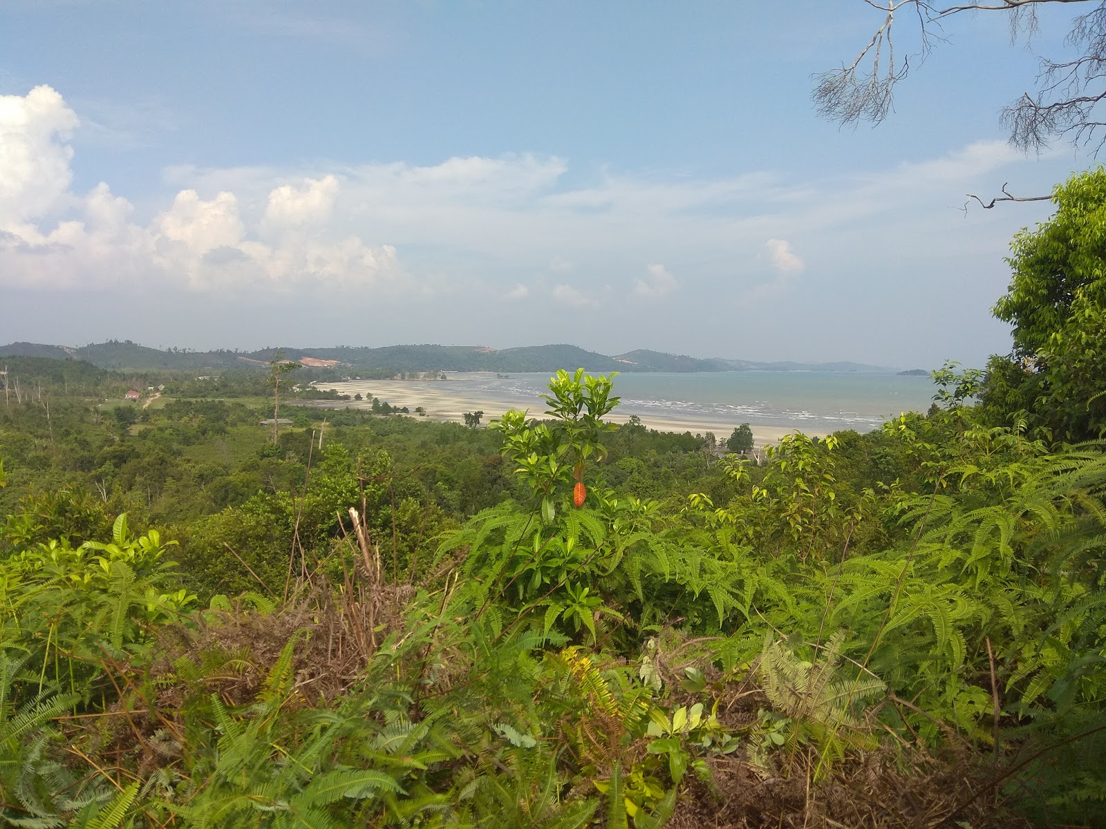 Foto di Tiga Putri Beach con una superficie del acqua turchese