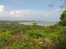 Fotografie cu Tiga Putri Beach cu o linie de coastă spațioasă