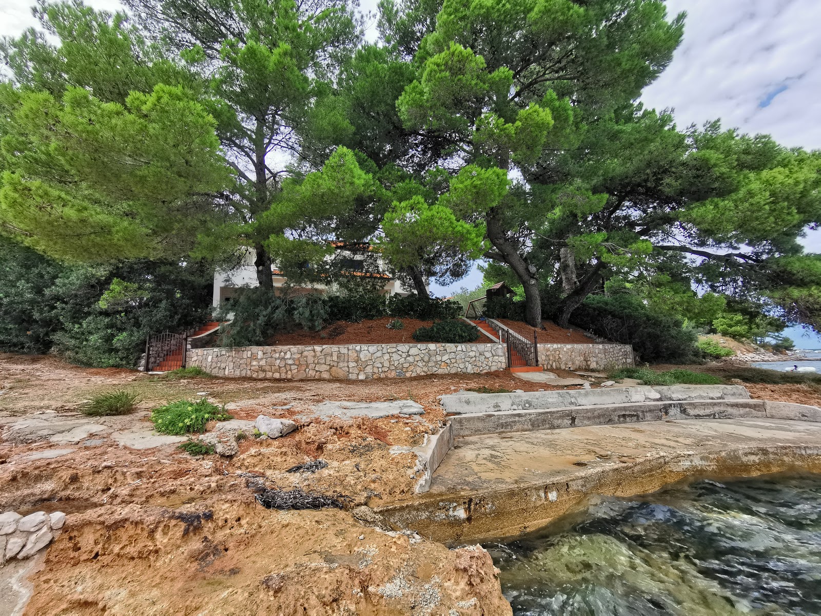 Fotografija Plaza Glavicine z betonski pokrov površino