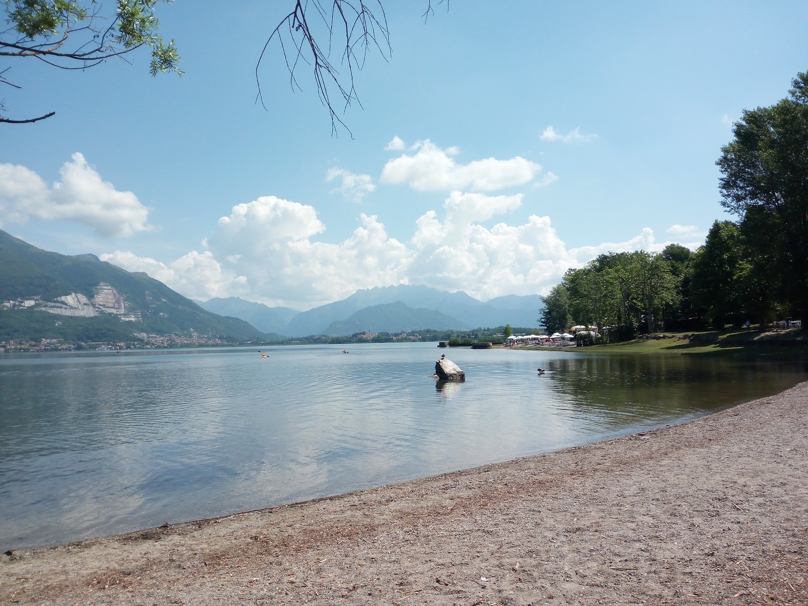Spiaggia Lago di Pusiano'in fotoğrafı - rahatlamayı sevenler arasında popüler bir yer