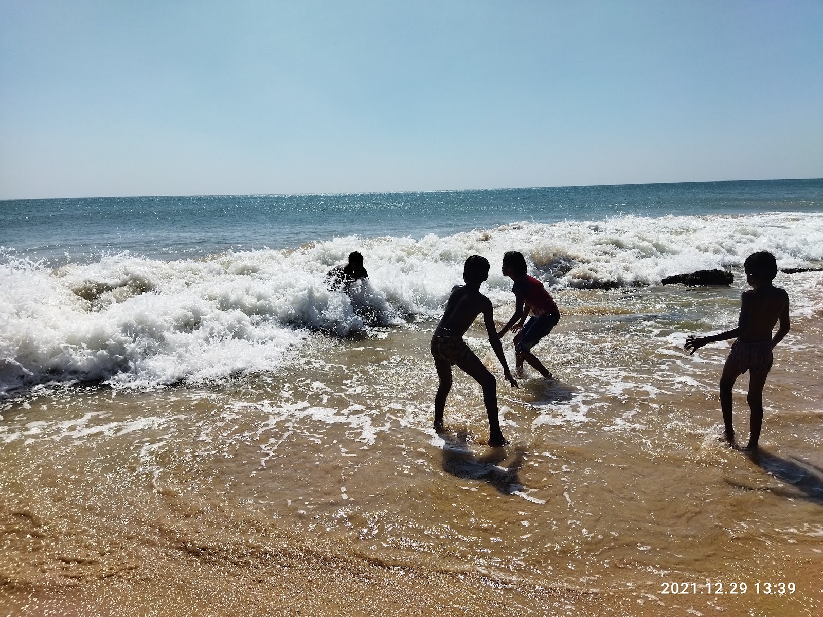 Dwarakapathi Beach'in fotoğrafı geniş plaj ile birlikte