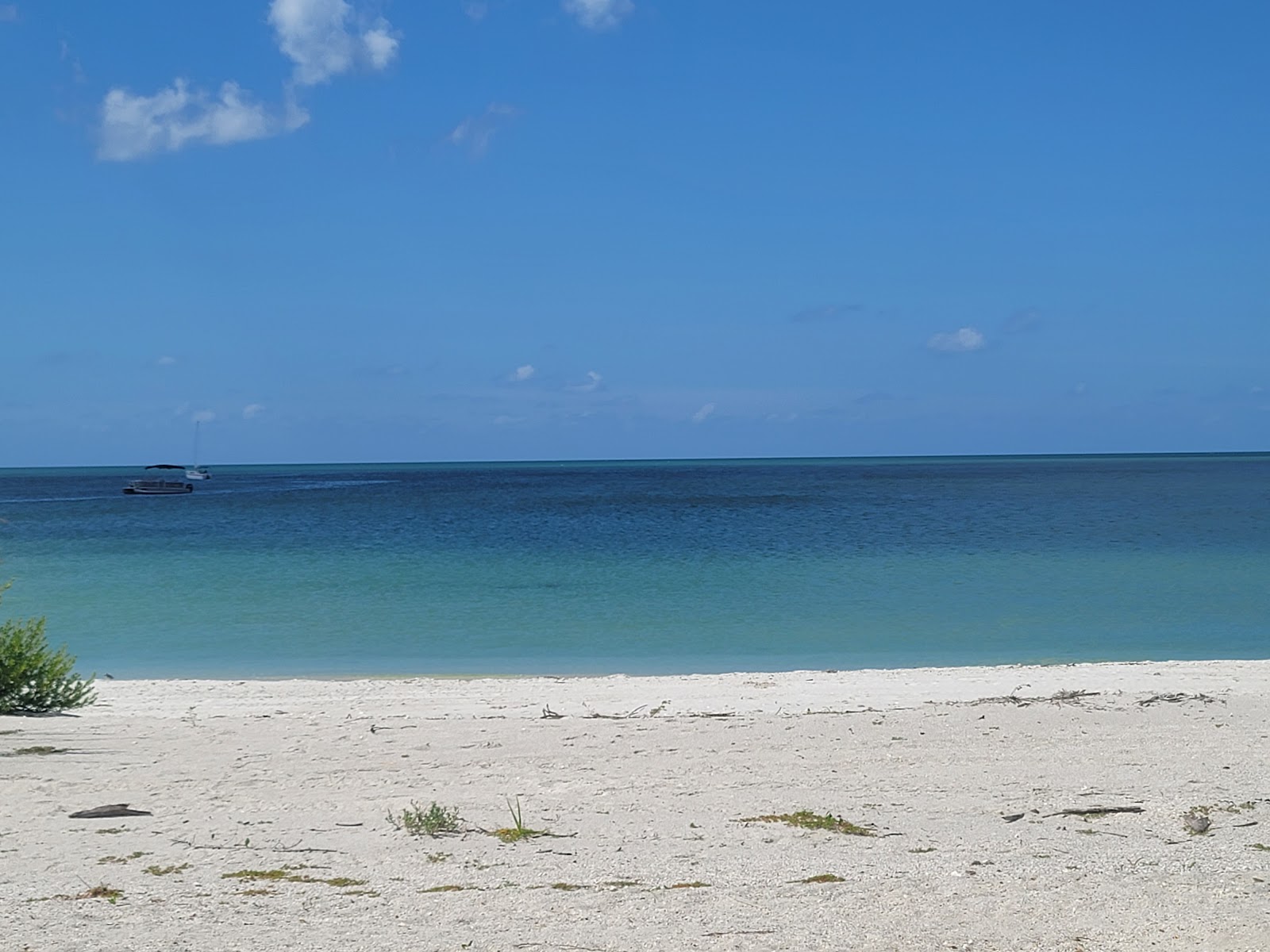 Φωτογραφία του Barefoot beach - δημοφιλές μέρος μεταξύ λάτρεις της χαλάρωσης