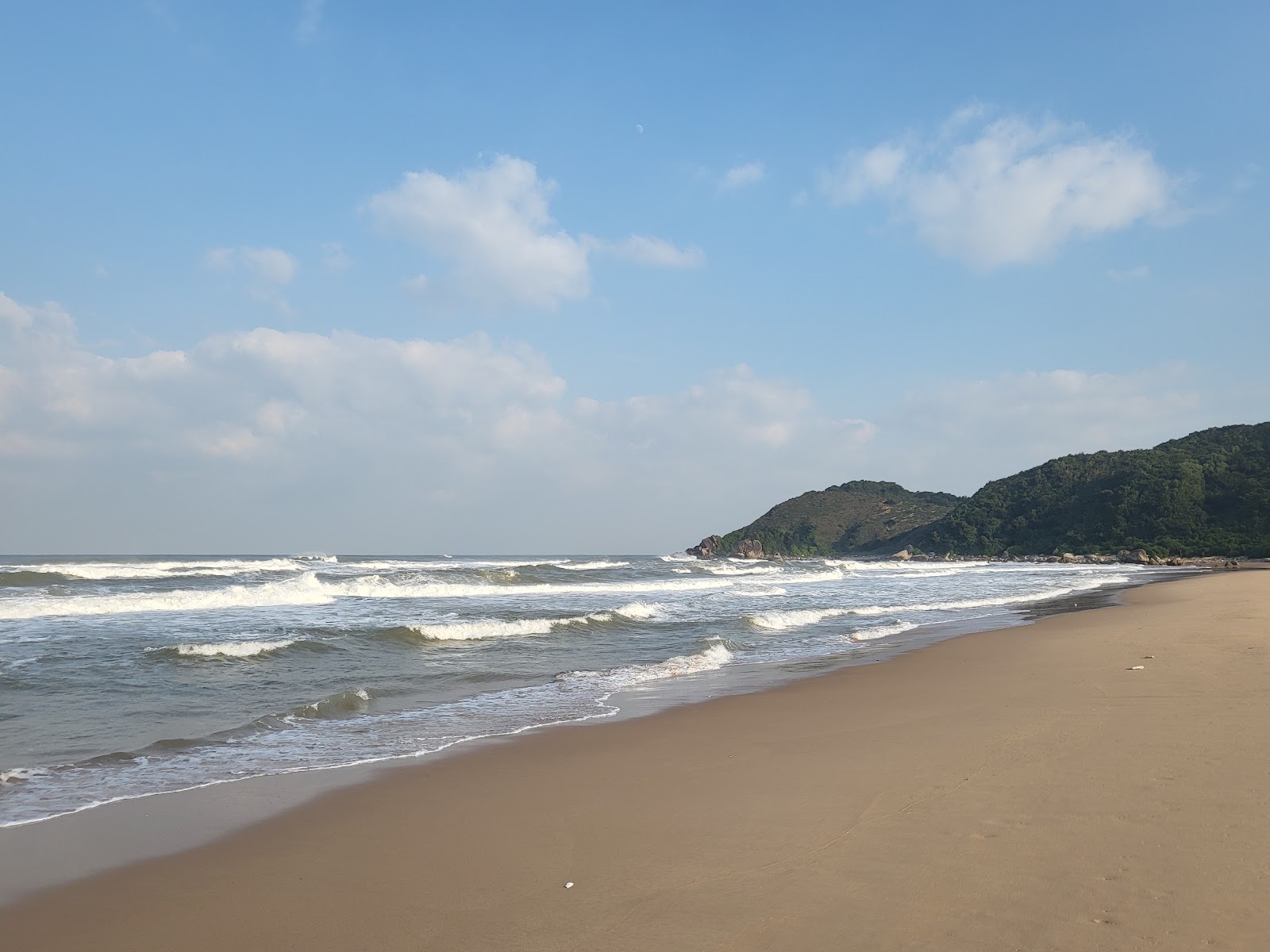 Hoanh Son beach的照片 带有碧绿色纯水表面