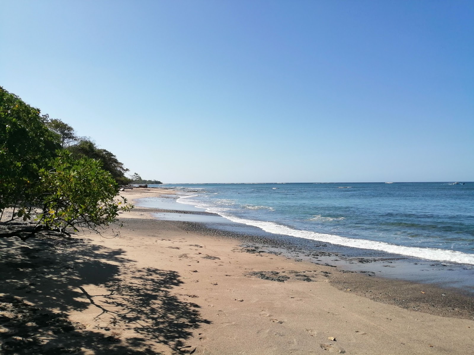 Foto van Playa Lagartillo met helder zand & rotsen oppervlakte