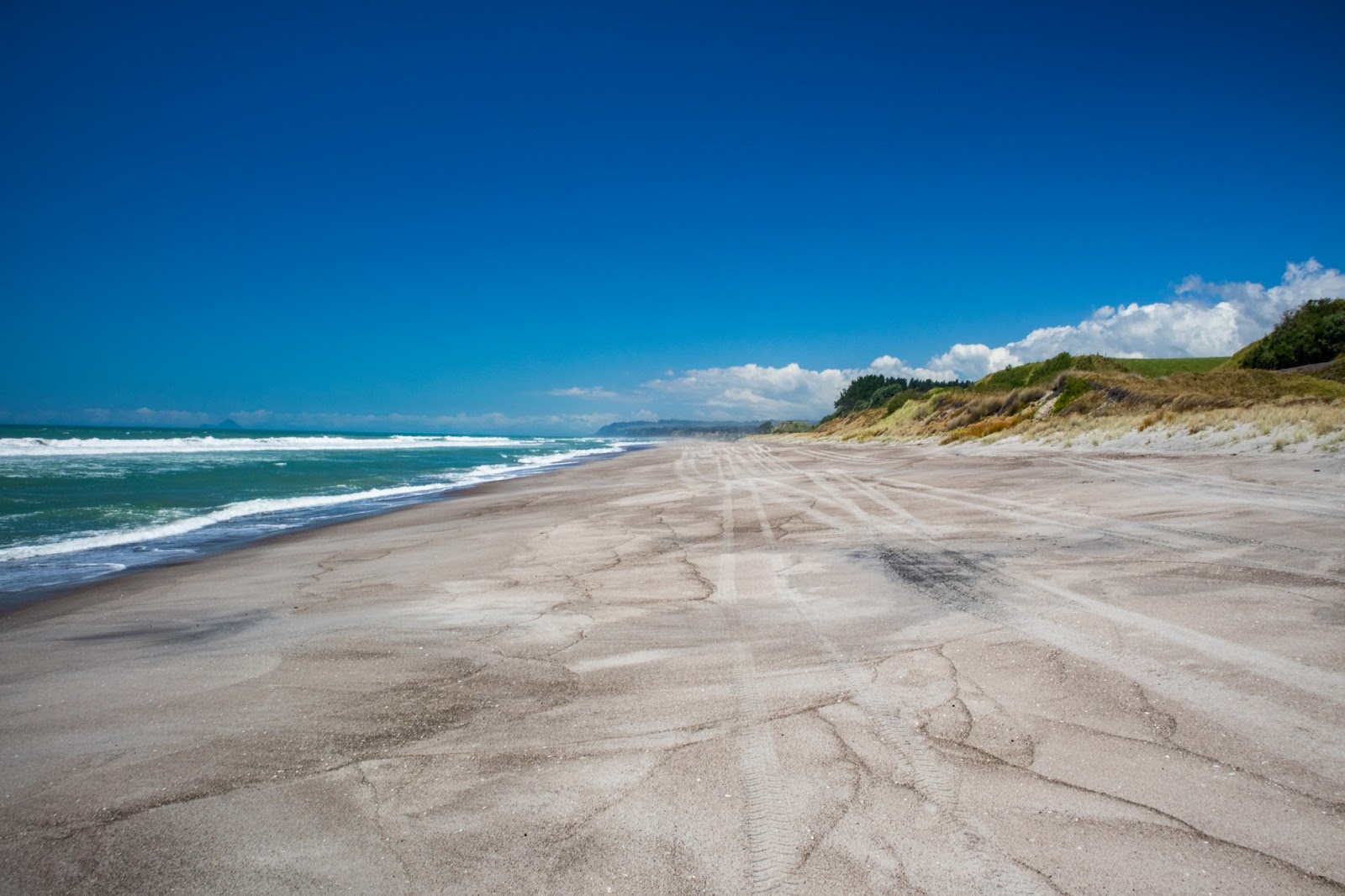 Fotografija Otamarakau Beach Access z svetel pesek površino