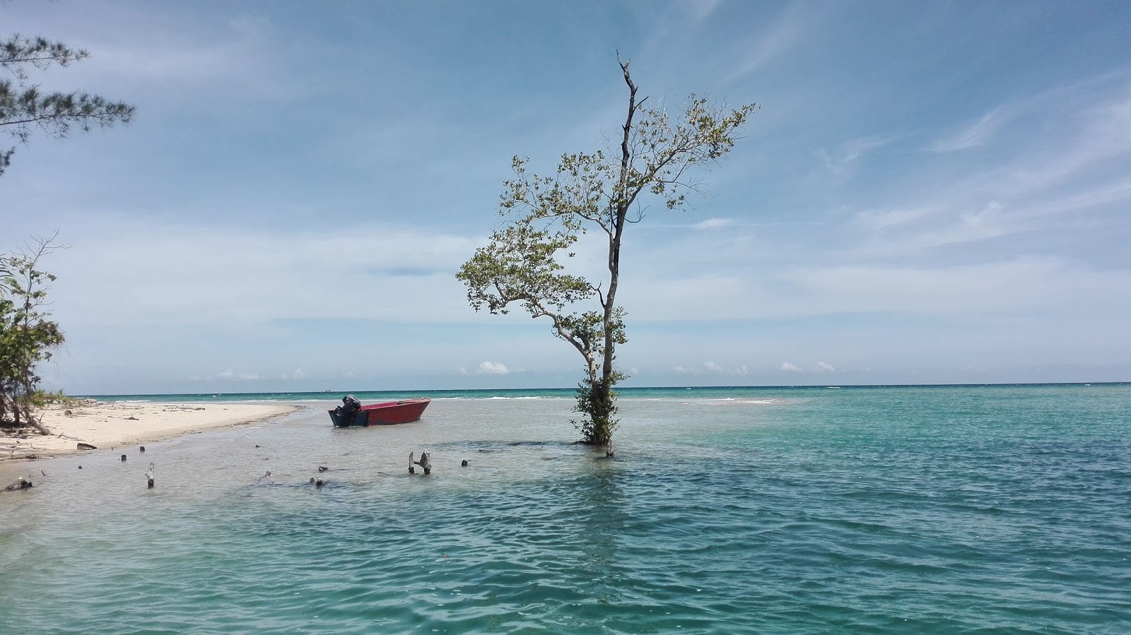 Foto van Niada Pangarak Beach met turquoise water oppervlakte