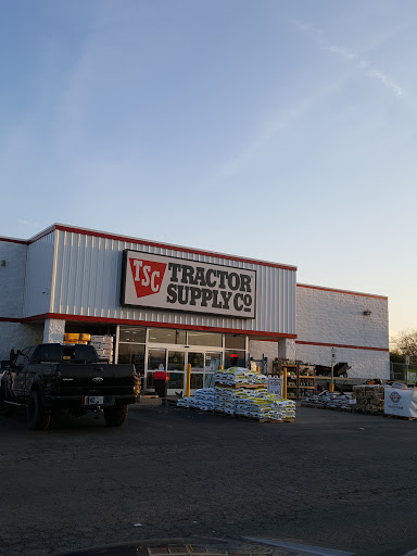 Home Improvement Store «Tractor Supply Co.», reviews and photos, 8135 Brookville Rd, Indianapolis, IN 46239, USA