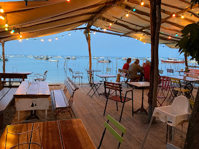 Emile et une huître à Lège-Cap-Ferret