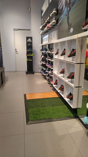 adidas Store Mall Plaza