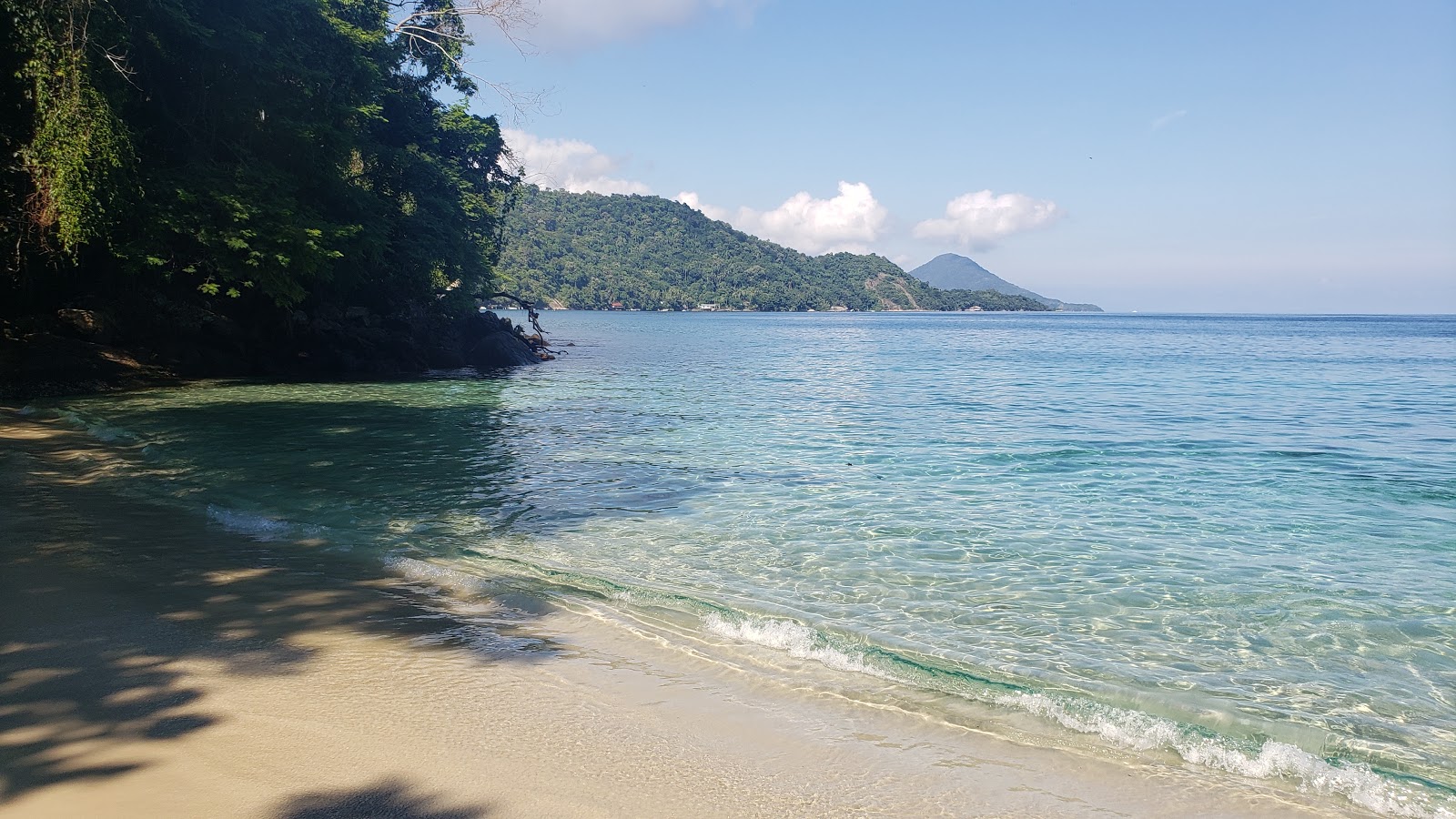 Φωτογραφία του Praia de Grumixama με λεπτή μπεζ άμμος επιφάνεια