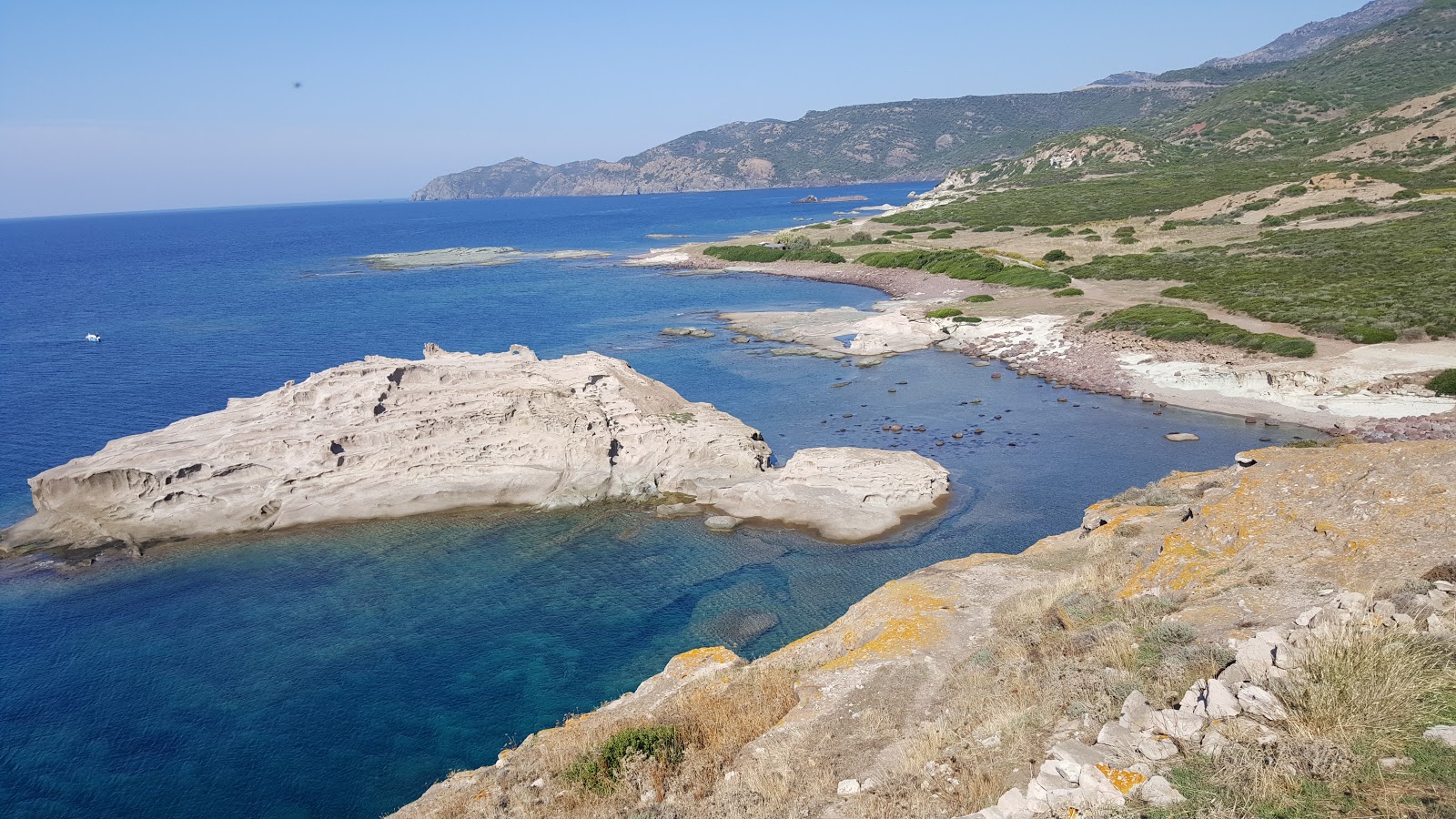 Foto av Torre Argentina beach med turkos rent vatten yta