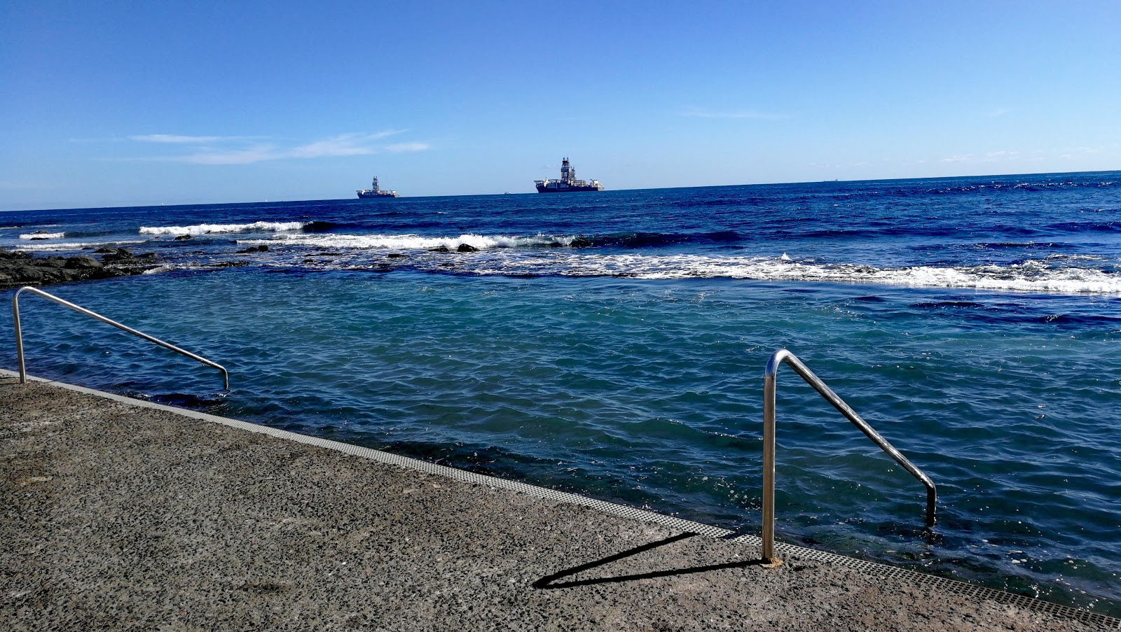 Foto de La laja Piscinas com cobertura de concreto superfície