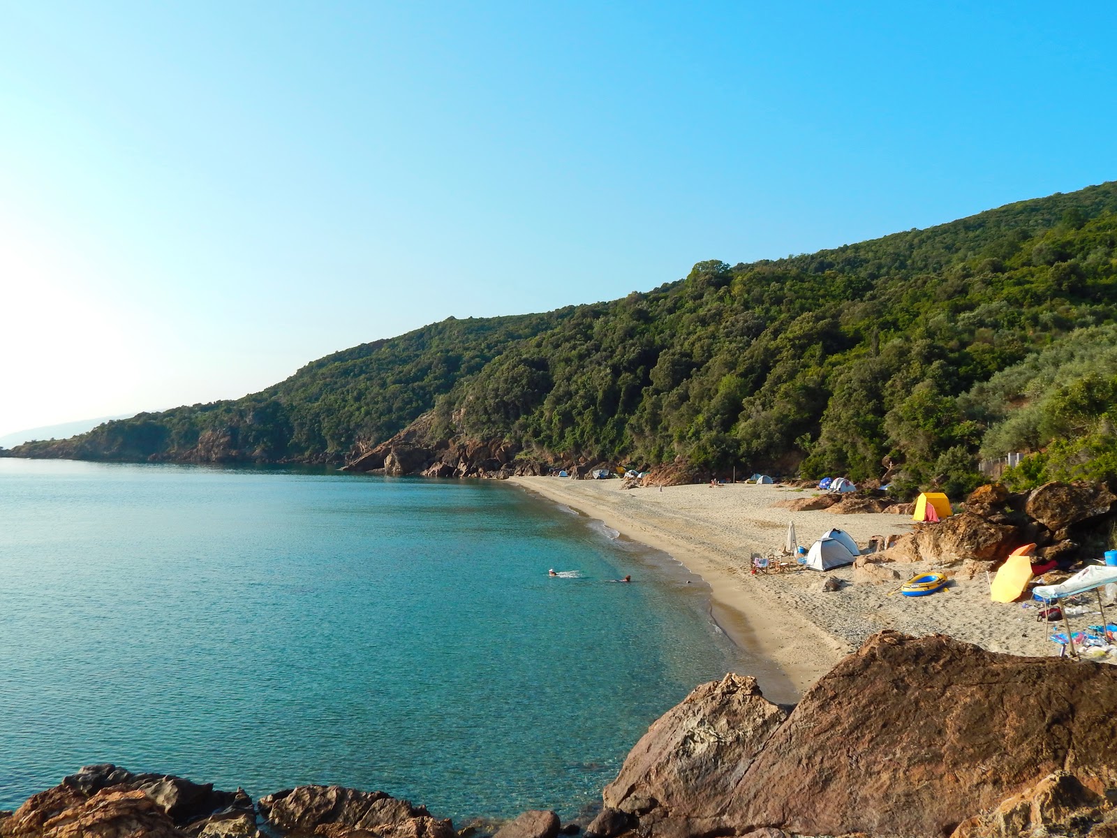 Foto de Rakopotamos naturist beach com areia brilhante superfície