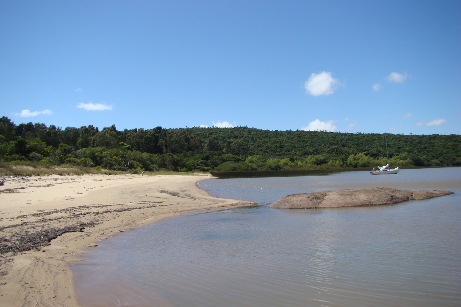 Foto di Praia do Pimenta con una superficie del sabbia luminosa