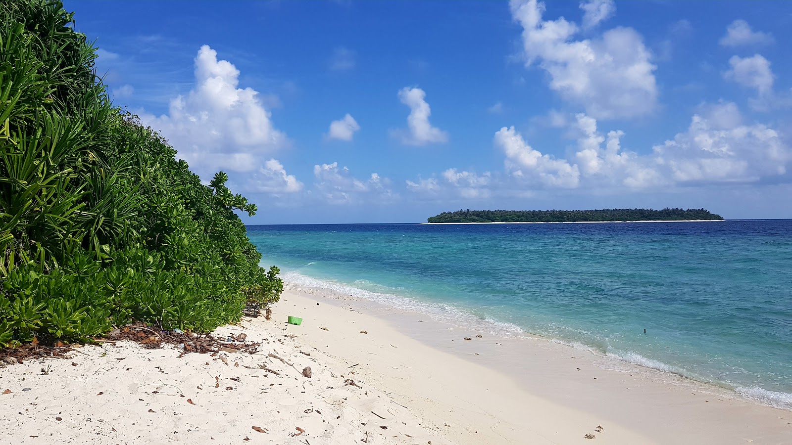 Foto di Hulhudhuffaaru Beach con una superficie del sabbia beige