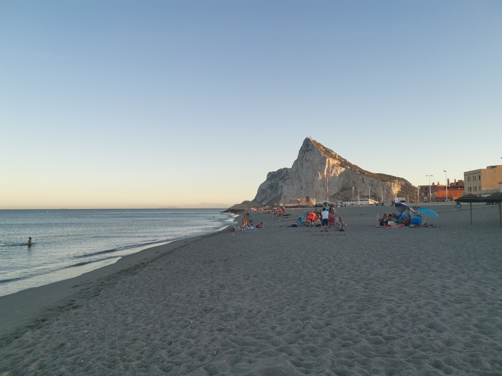 Foto di Playa de Levante con una superficie del sabbia grigia