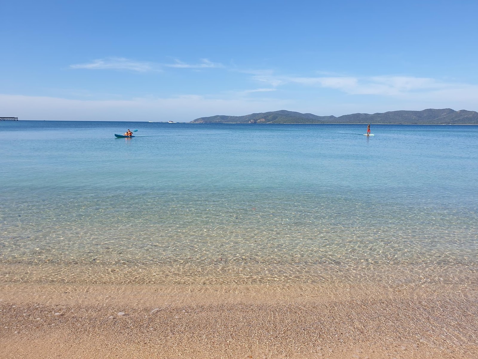 Bangsaen Beach的照片 带有碧绿色纯水表面