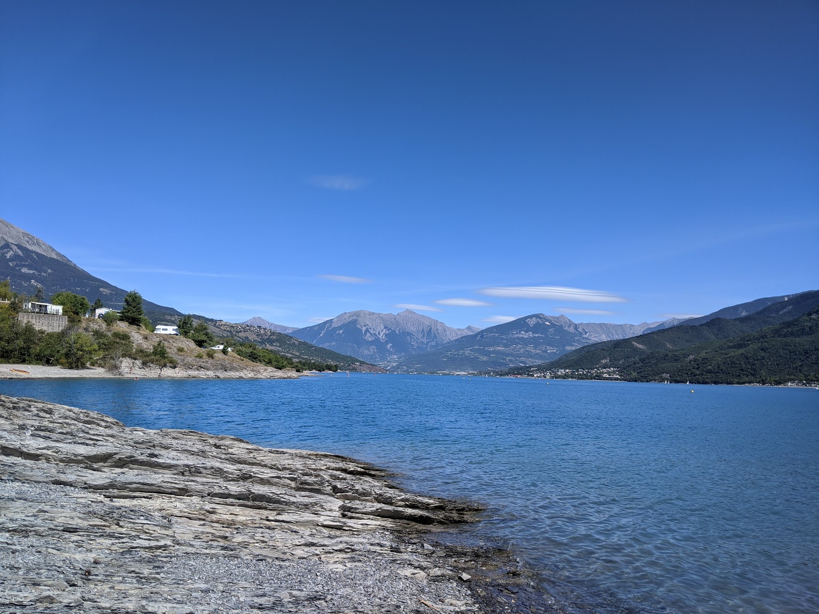 Foto von Le Nautic Beach umgeben von Bergen