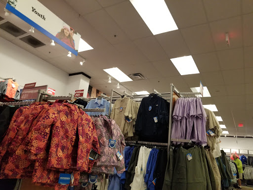 Sportswear Store «Columbia Sportswear Store - Gilroy, CA», reviews and photos, 681 Leavesley Rd d135, Gilroy, CA 95020, USA