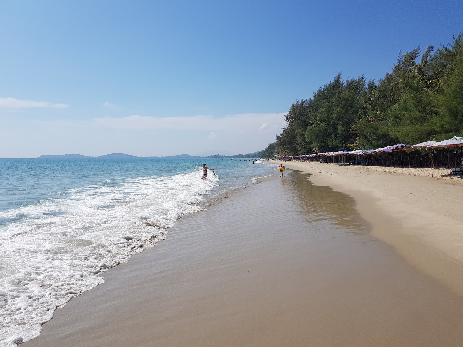 Valokuva Laem Mae Phim Beachista. sisältäen pitkä suora