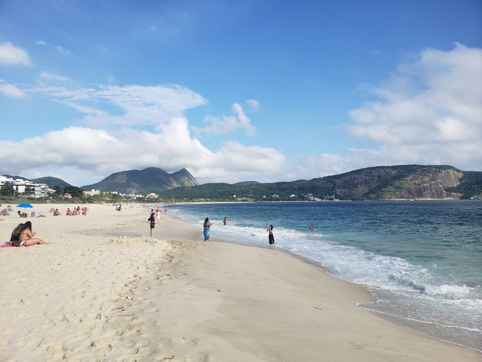 Praia de Camboinhas'in fotoğrafı geniş bir kıyı şeridi ile birlikte