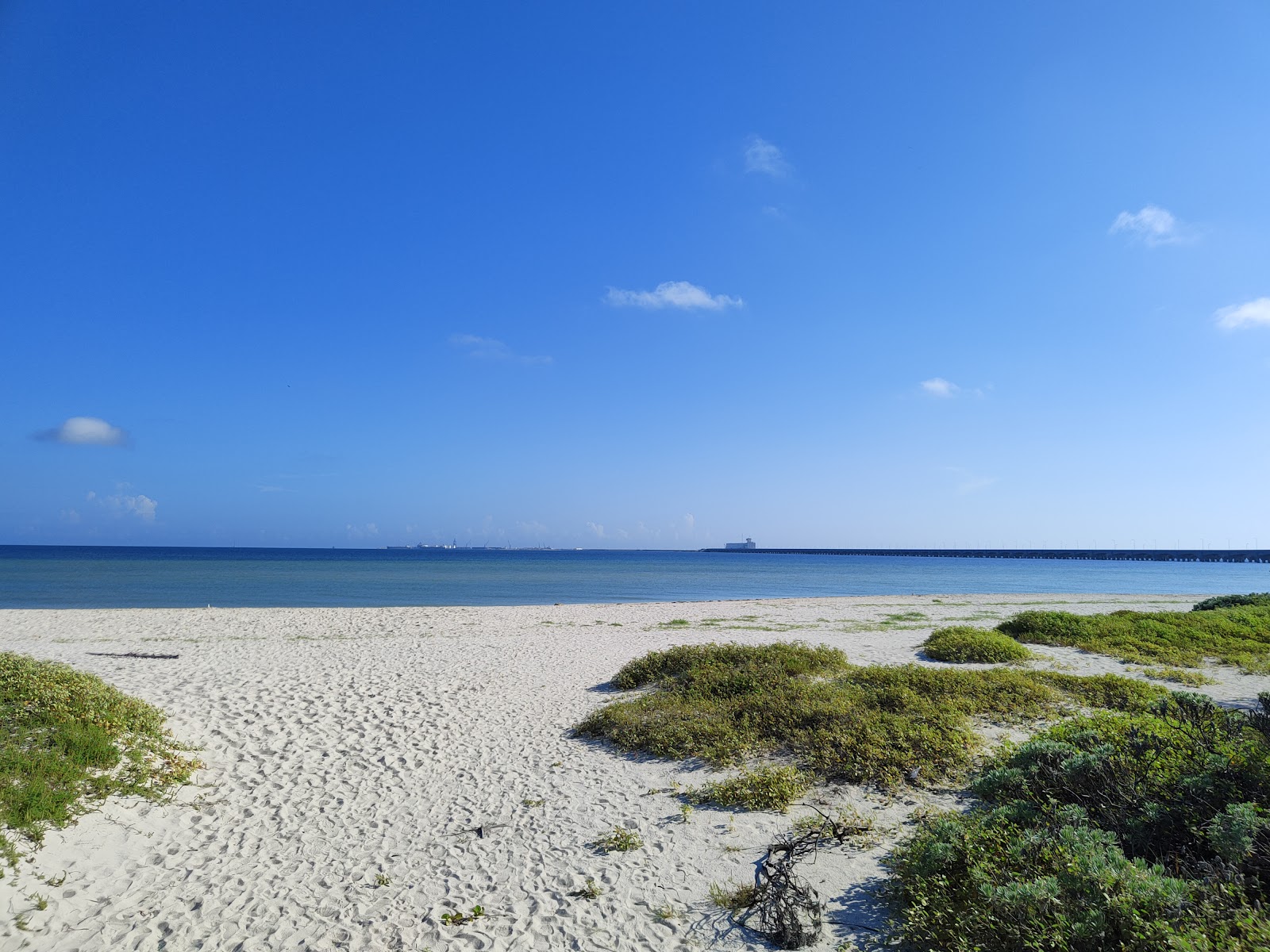 Foto av Playa Progreso med turkosa vatten yta