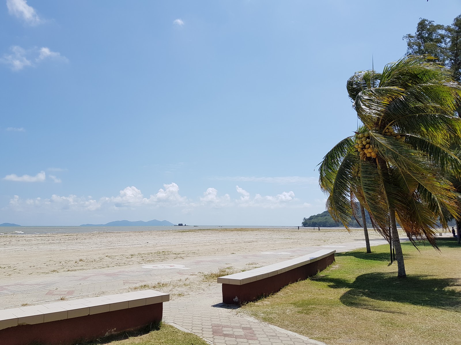 Foto av Bandar Mersing Beach med grå sand yta