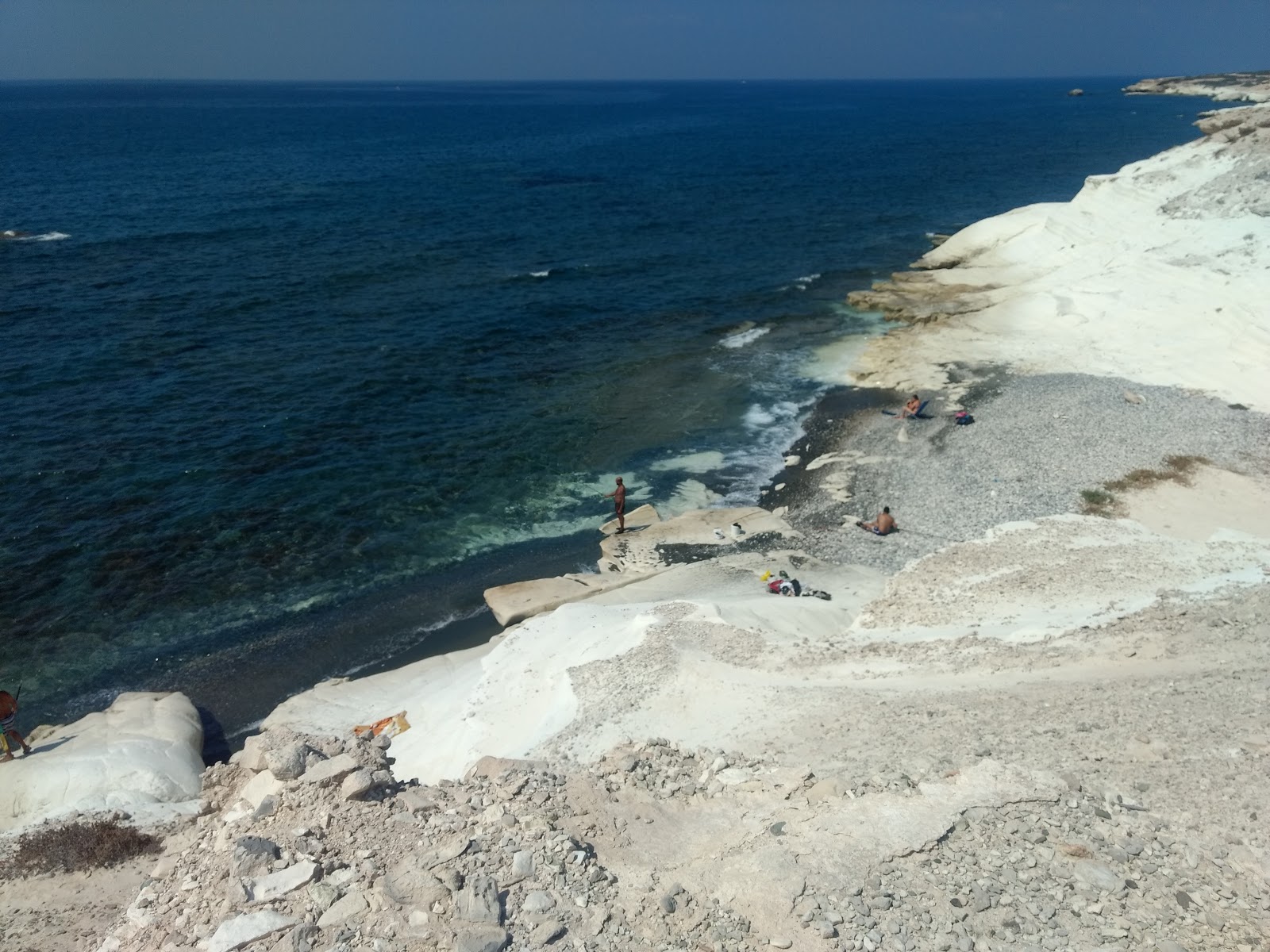 Foto von White & Rocky Beach mit kurze, gerade küste