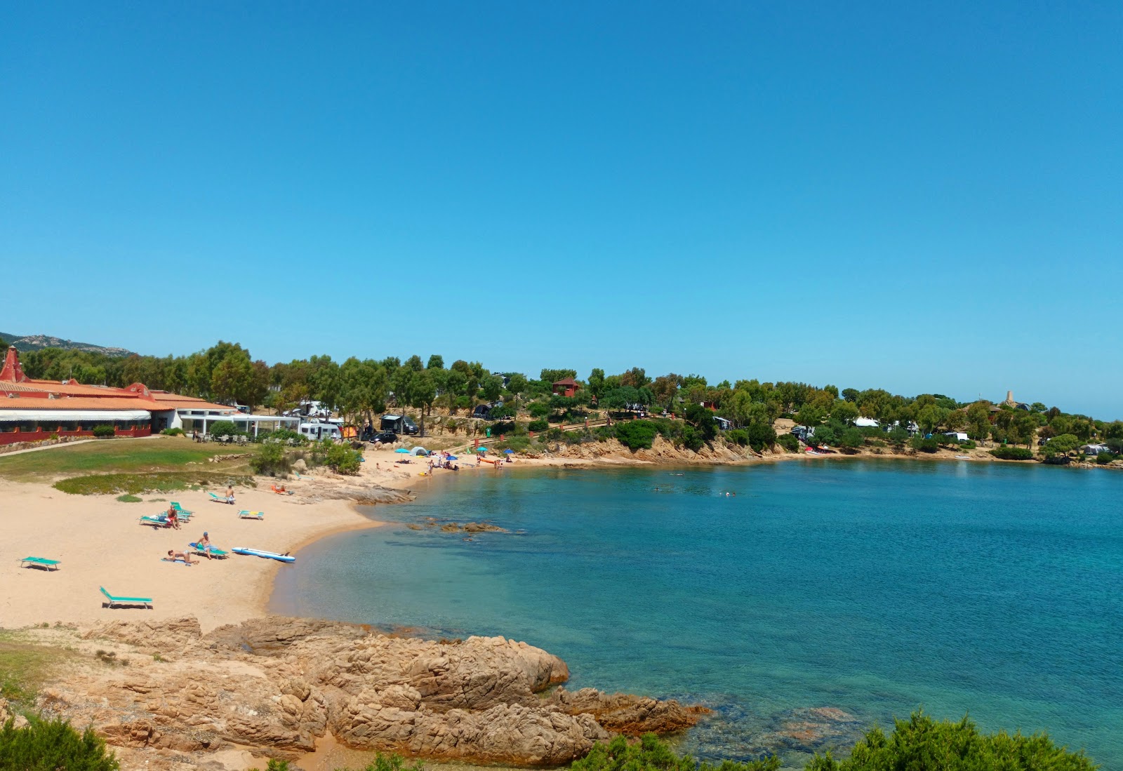 Foto von Anfiteatro Beach mit kleine, beiger kiesel Oberfläche
