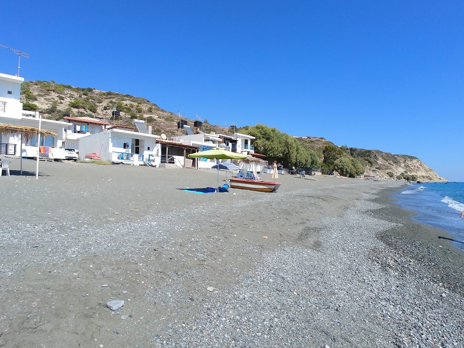 Tertsa beach的照片 带有碧绿色纯水表面