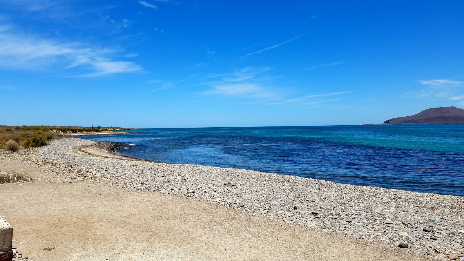 Photo de Playa La Picazon avec sable gris avec caillou de surface