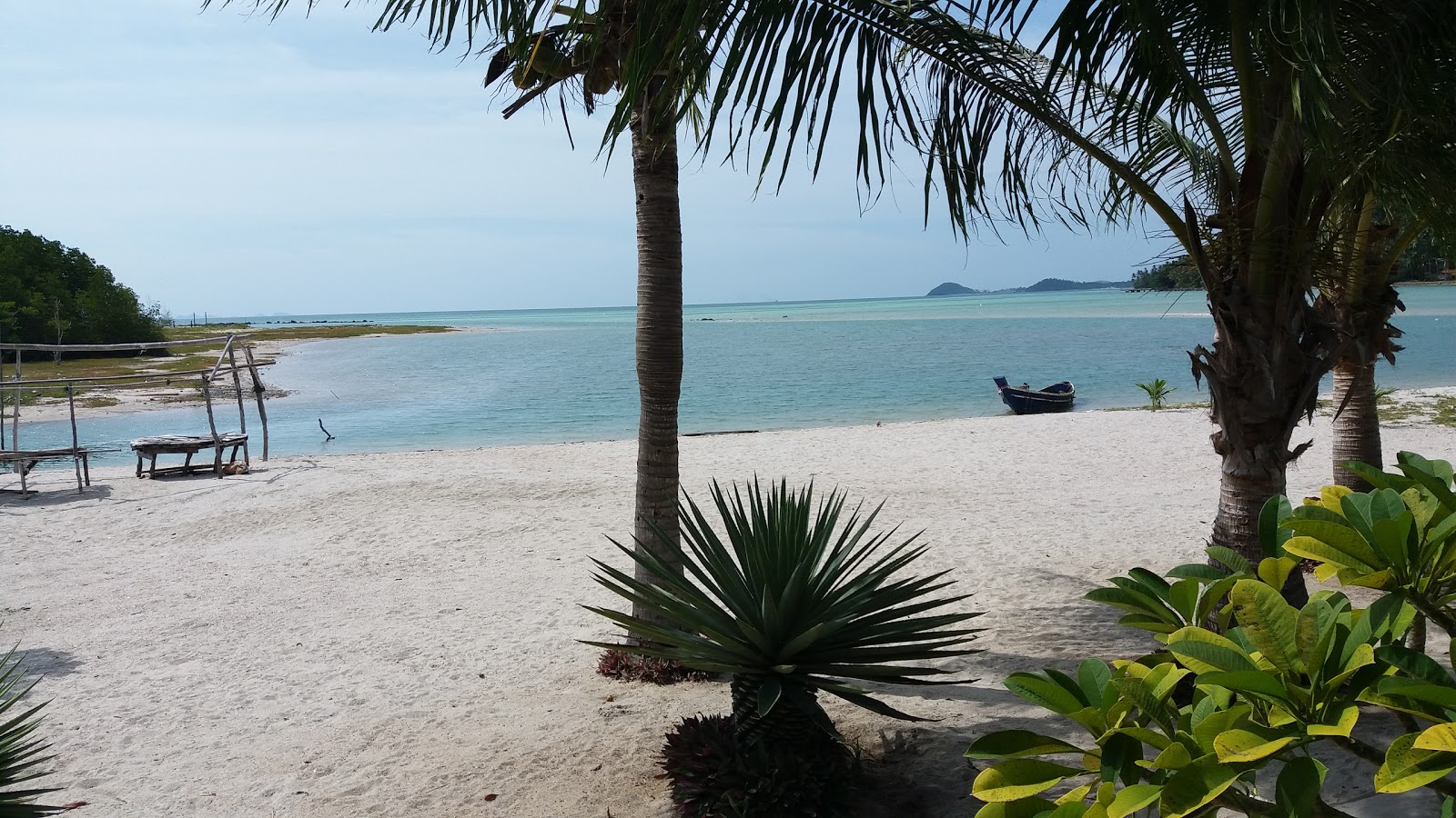 Foto af Phangka Beach bakket op af klipperne