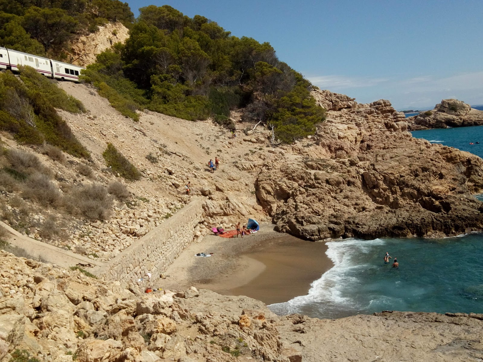 Valokuva Cova Del Llop Mariista. pinnalla kirkas hiekka:n kanssa