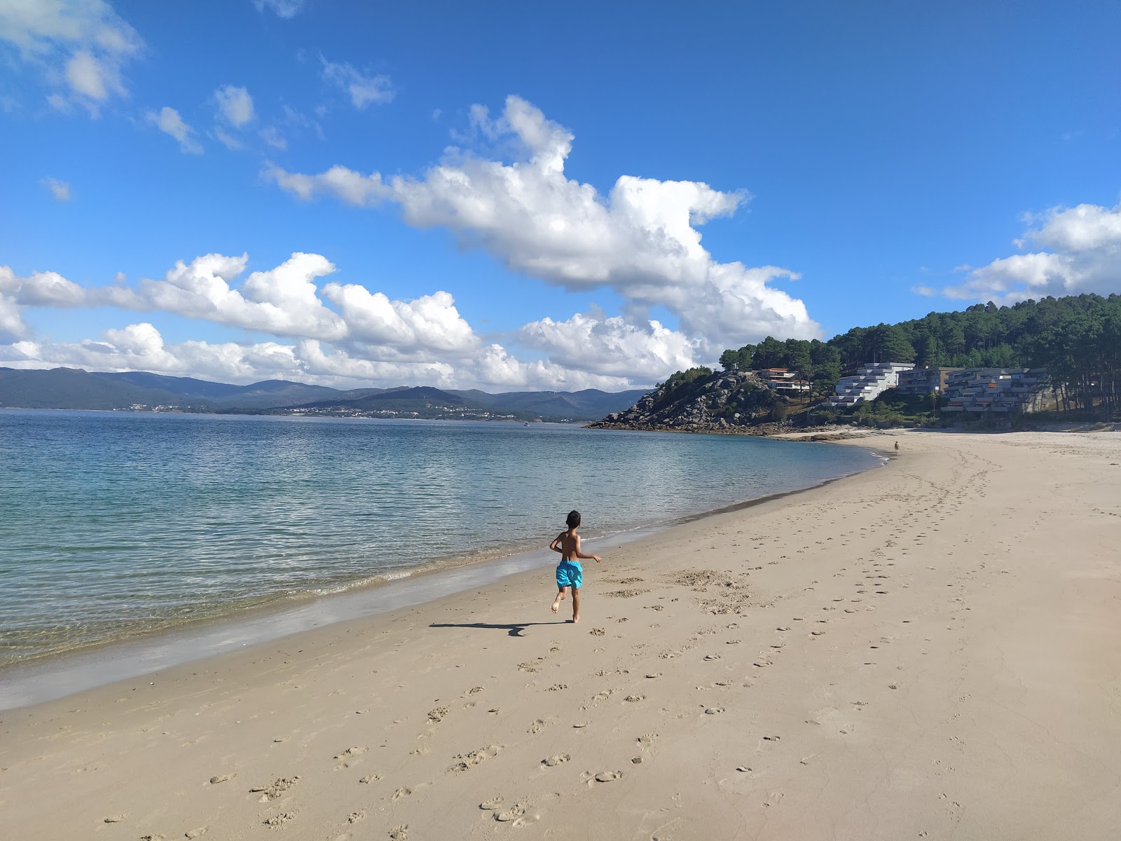 Foto van Caveiro beach omringd door bergen