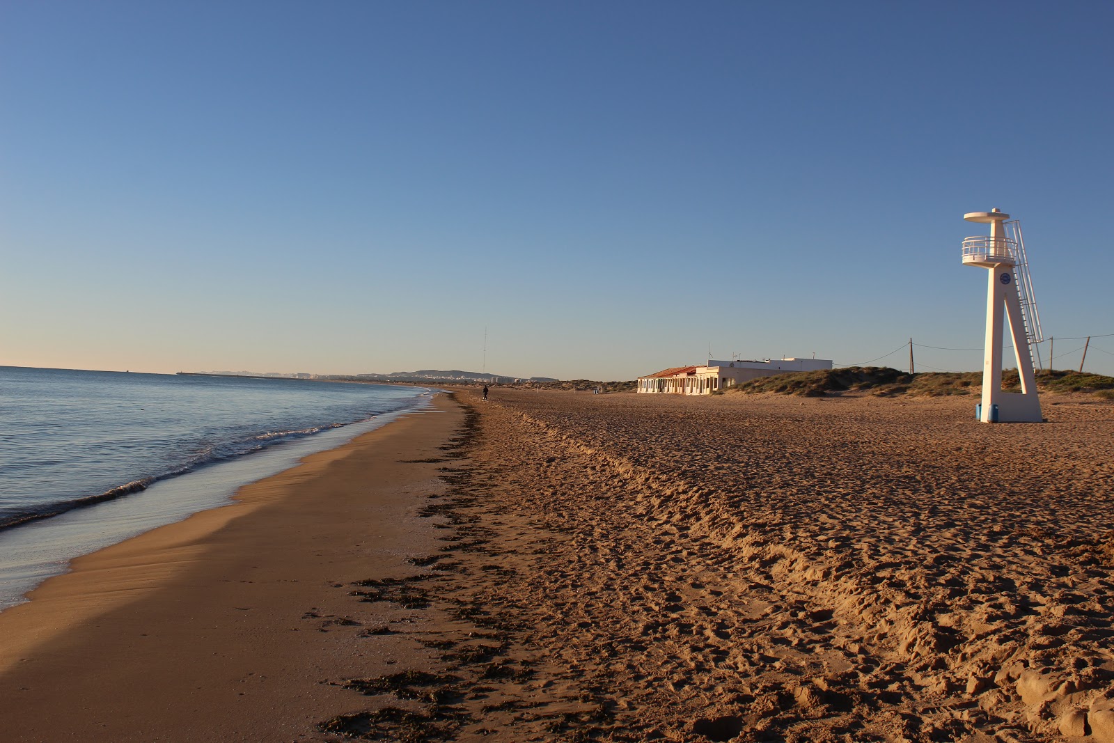 Valokuva Playa de El Pinetista. puhtaustasolla korkea