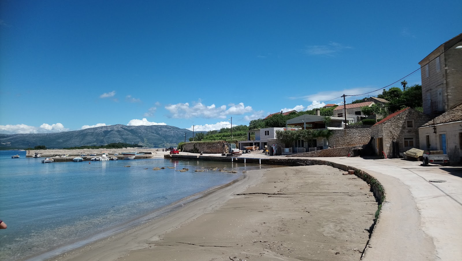 Photo de Tatinja beach avec l'eau bleu de surface