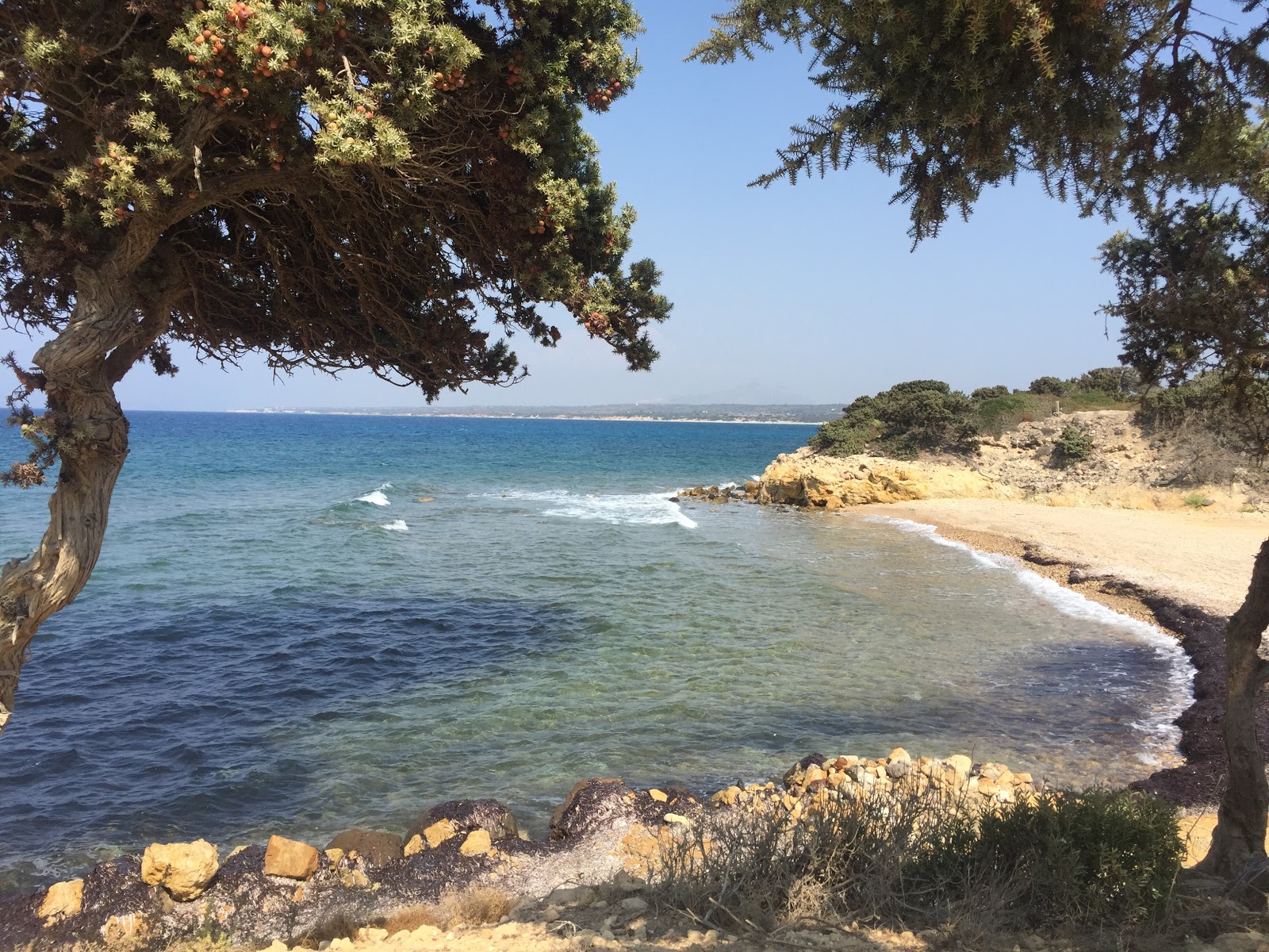 Valokuva Sfakia beachista. pinnalla turkoosi puhdas vesi:n kanssa