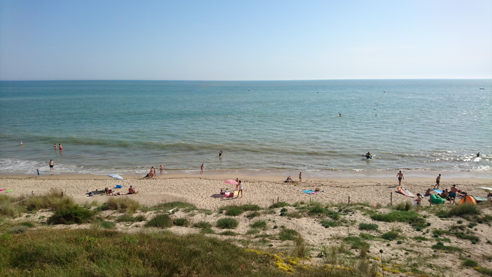 Photo of Peu Ragot beach with long straight shore