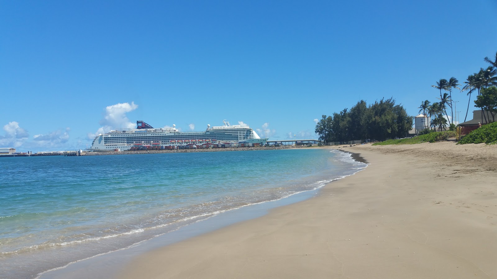 Photo de Ho'aloha Beach avec moyenne baie