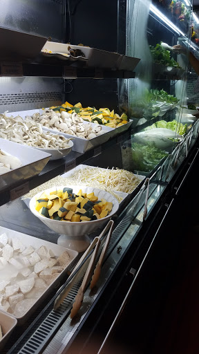 Shopping Mall «Oaktree Mall Shopping Center», reviews and photos, 2024 Center Ave n, Fort Lee, NJ 07024, USA