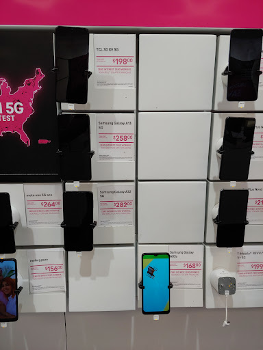Cell Phone Store «T-Mobile», reviews and photos, 1920 Crest View Dr, Hudson, WI 54016, USA