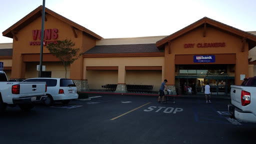 Grocery Store «Vons», reviews and photos, 7390 Cherry Ave, Fontana, CA 92336, USA